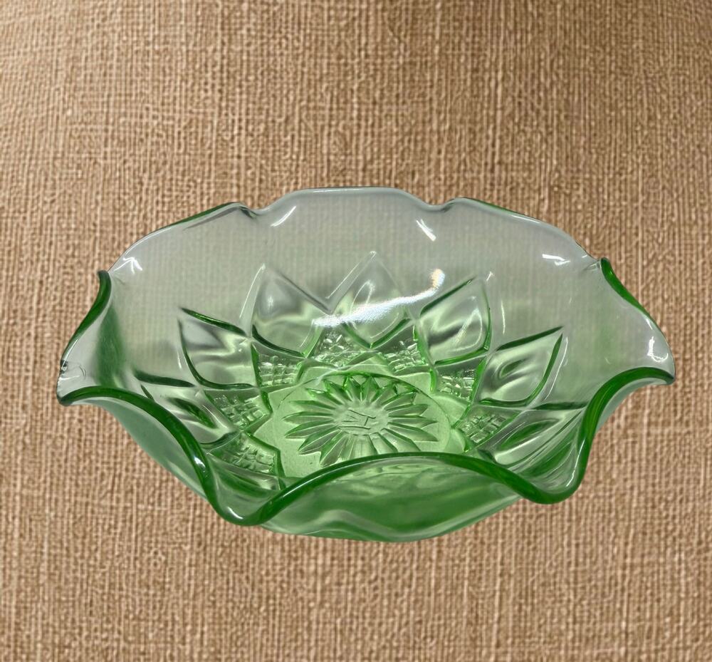 Hazel Atlas Diamond Arches #732 Uranium Glass Ruffled Berry Bowl Green 1929